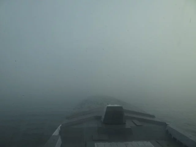La frégate Aquitaine navigue dans un épais brouillard