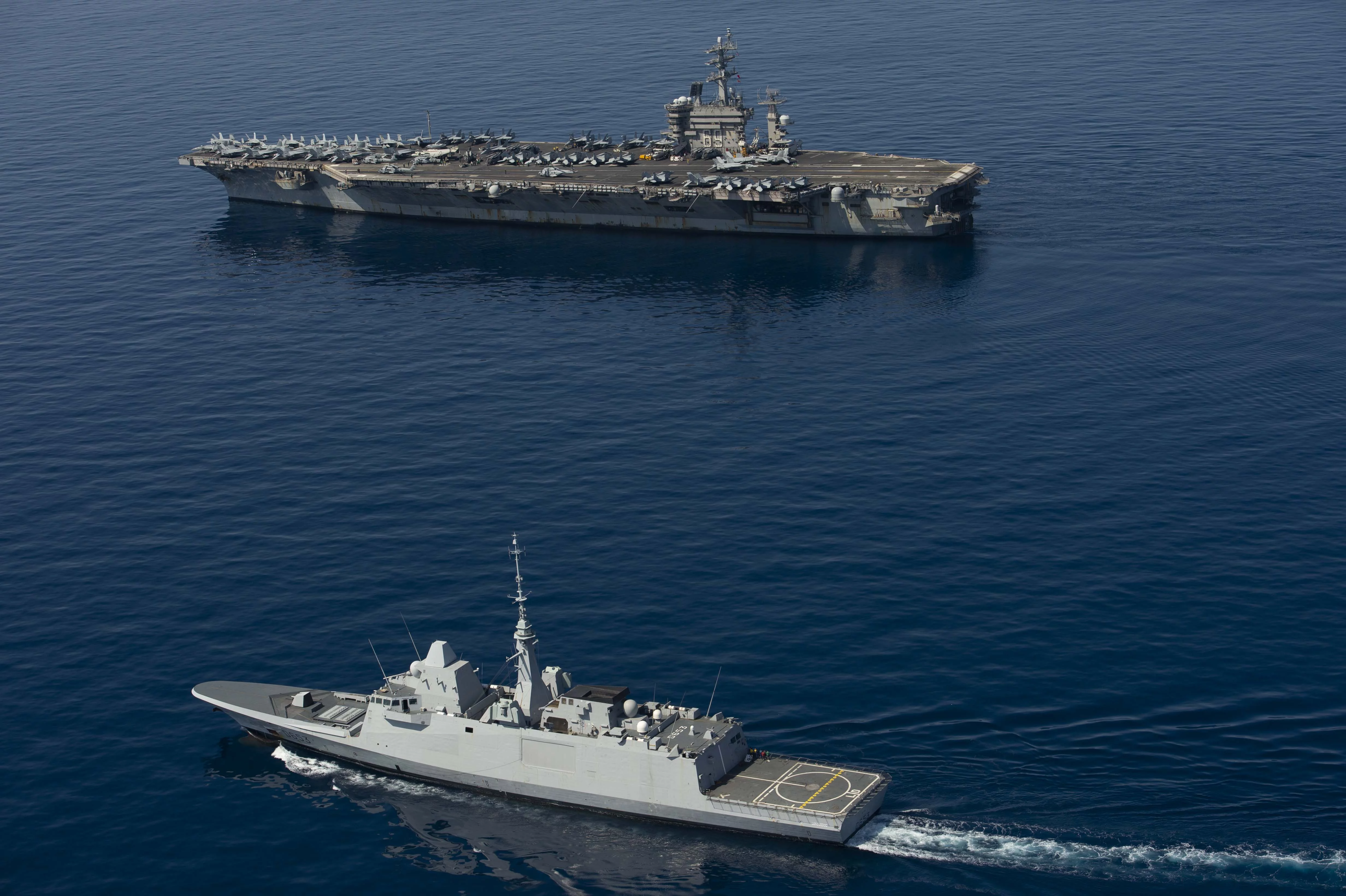 La frégate multi-missions Languedoc et le porte-avions américain Dwight D. Eisenhower