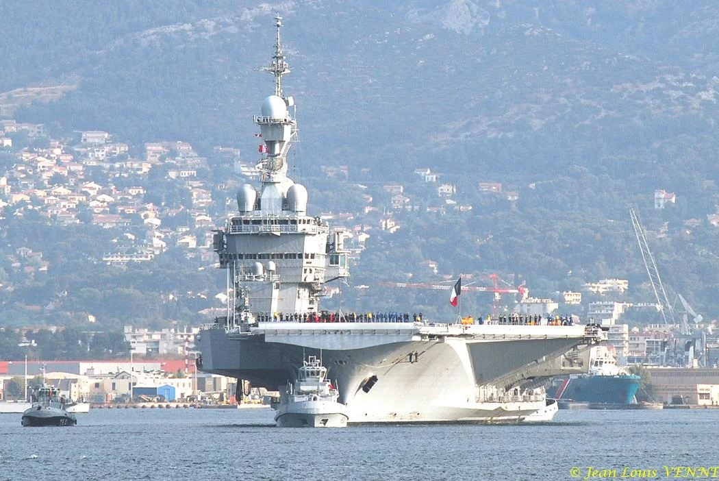 Le porte-avions Charles de Gaulle appareille pour des essais techniques