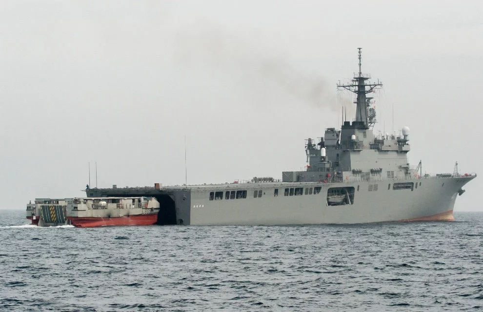 Un EDAR s'approche du porte-hélicoptère japonais Oshumi