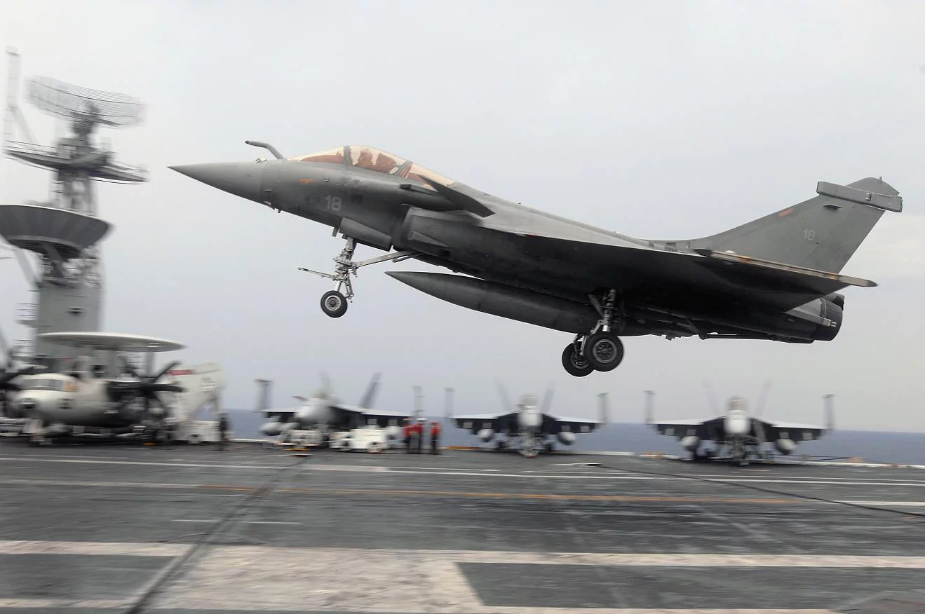 Un Rafale français effectue un touch-and-go sur le Theodore Roosevelt