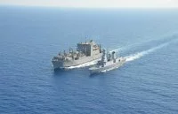 La frégate Forbin se ravitaille auprès du ravitailleur USNS « Medgar Evers »