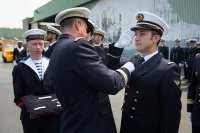 Un Elève officier pilote de l’aéronautique navale (EOPAN) reçoit son insigne de pilote d’hélicoptère