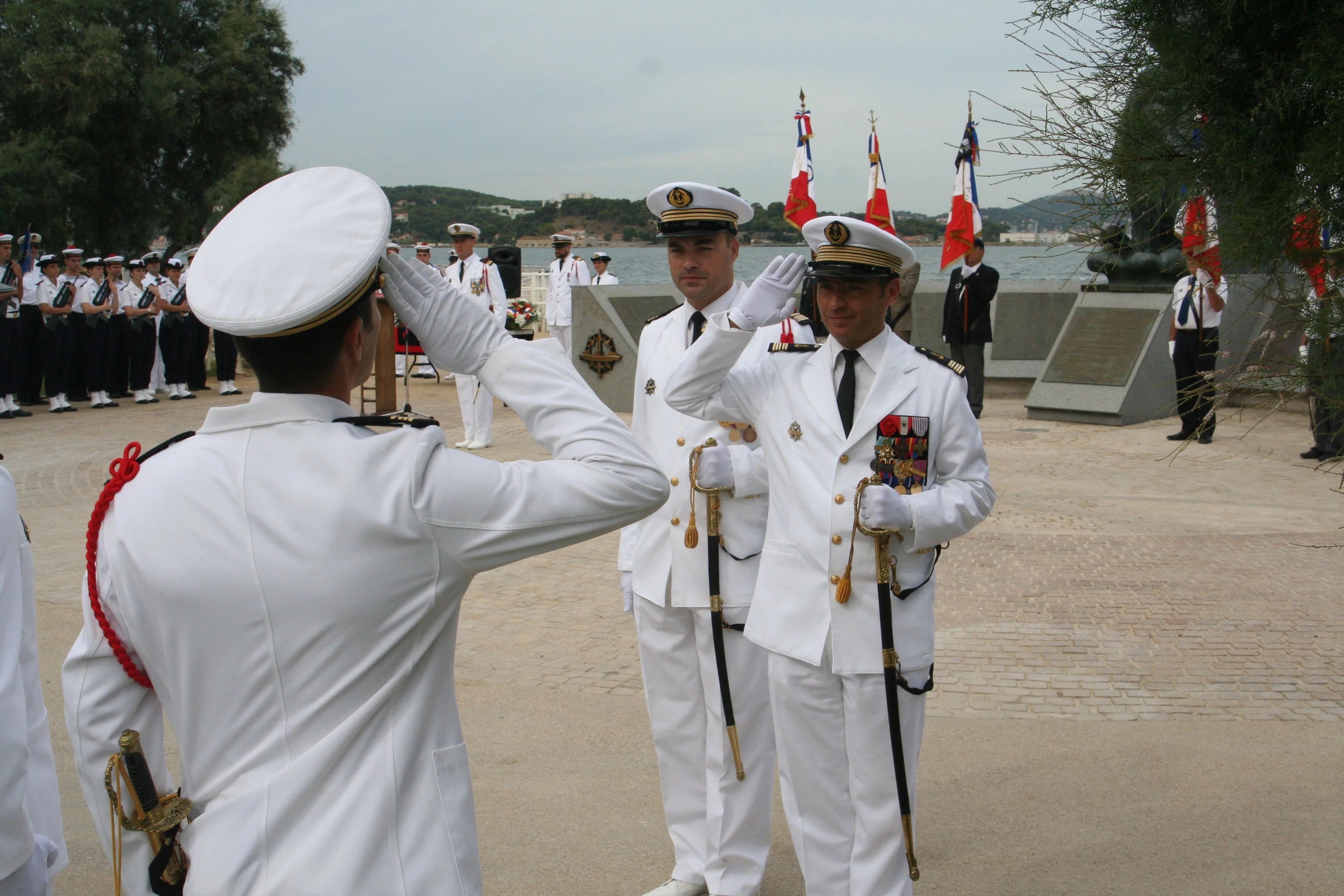 Le chef d'escadrille passe l'équipage en revue