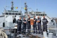 Les commandants du « Lieutenant de vaisseau Lavallée » et du « Commandant Blaison » se transmettent la plaque de l'opération Corymbe