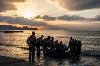 Des fusiliers-marins en entraînement amphibie avec le BPC Mistral