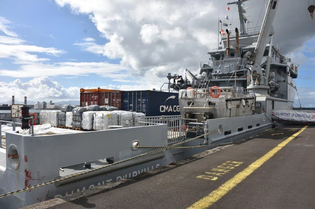 Le bâtiment de soutien Dumont d’Urville embarque du matériel de secours