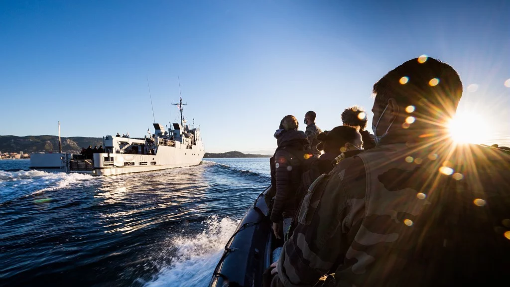 Une embarcation s'approche de l'Achéron