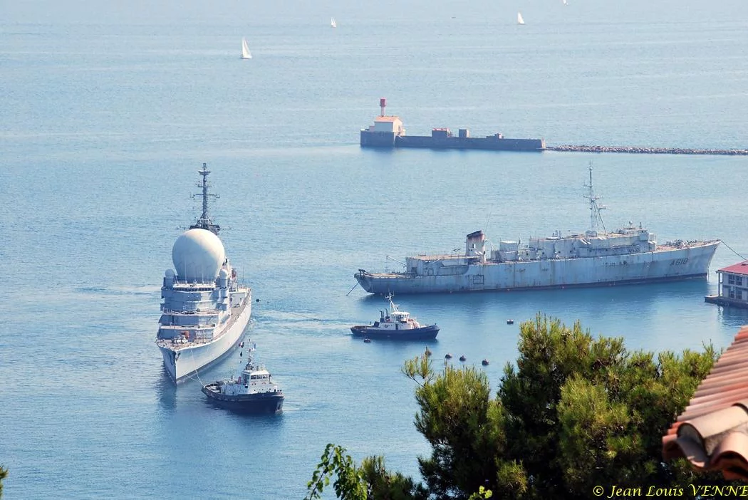 La coque de l'ex-Duquesne positionnée pour protéger le plan d'eau