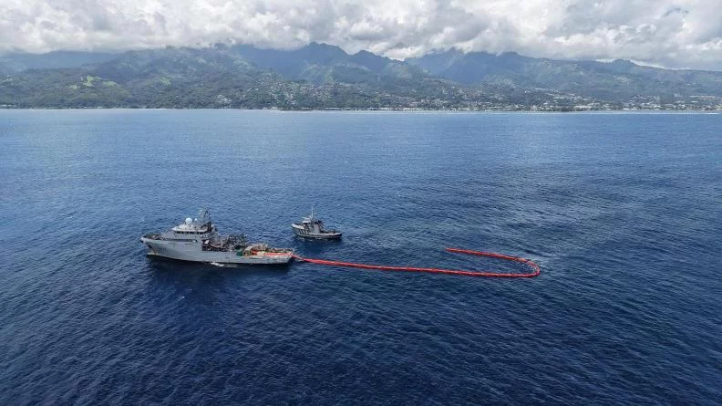 Un bâtiment de soutien et d’assistance outre-mer (BSAOM) et un remorqueur patrouilleur côtier (RPC) s'entraînent au large de Tahiti à la lutte antipollution