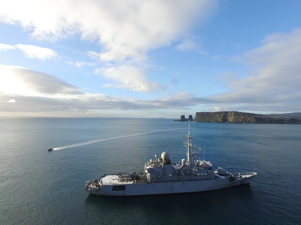 La frégate Floréal devant les îles Kerguelen