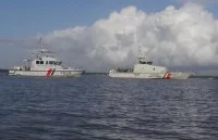La vedette côtière de surveillance maritime Organabo et a le patrouilleur des garde-côtes surinamien P201