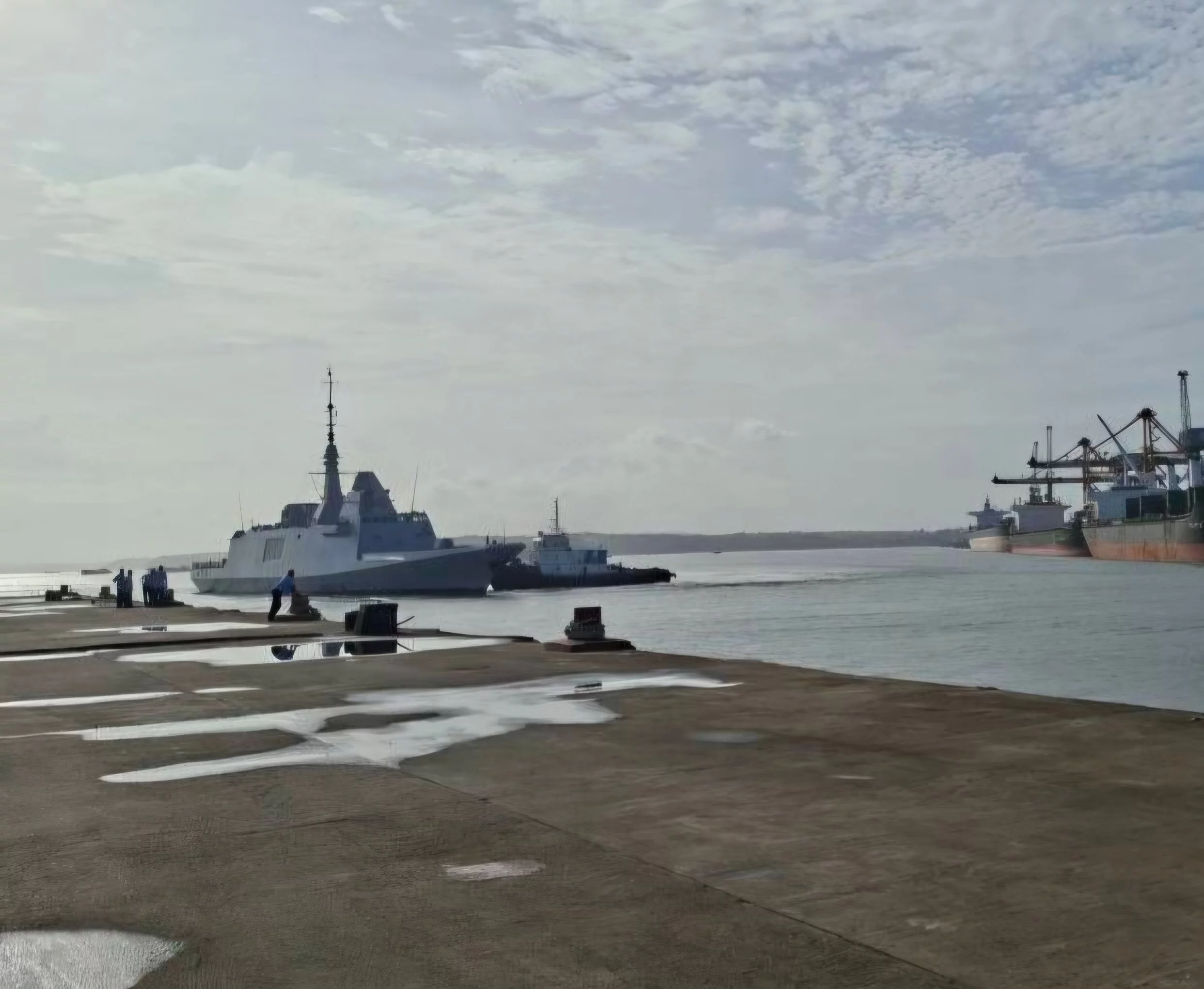 La frégate Languedoc arrive dans le port de Mormugao (Goa, Inde)