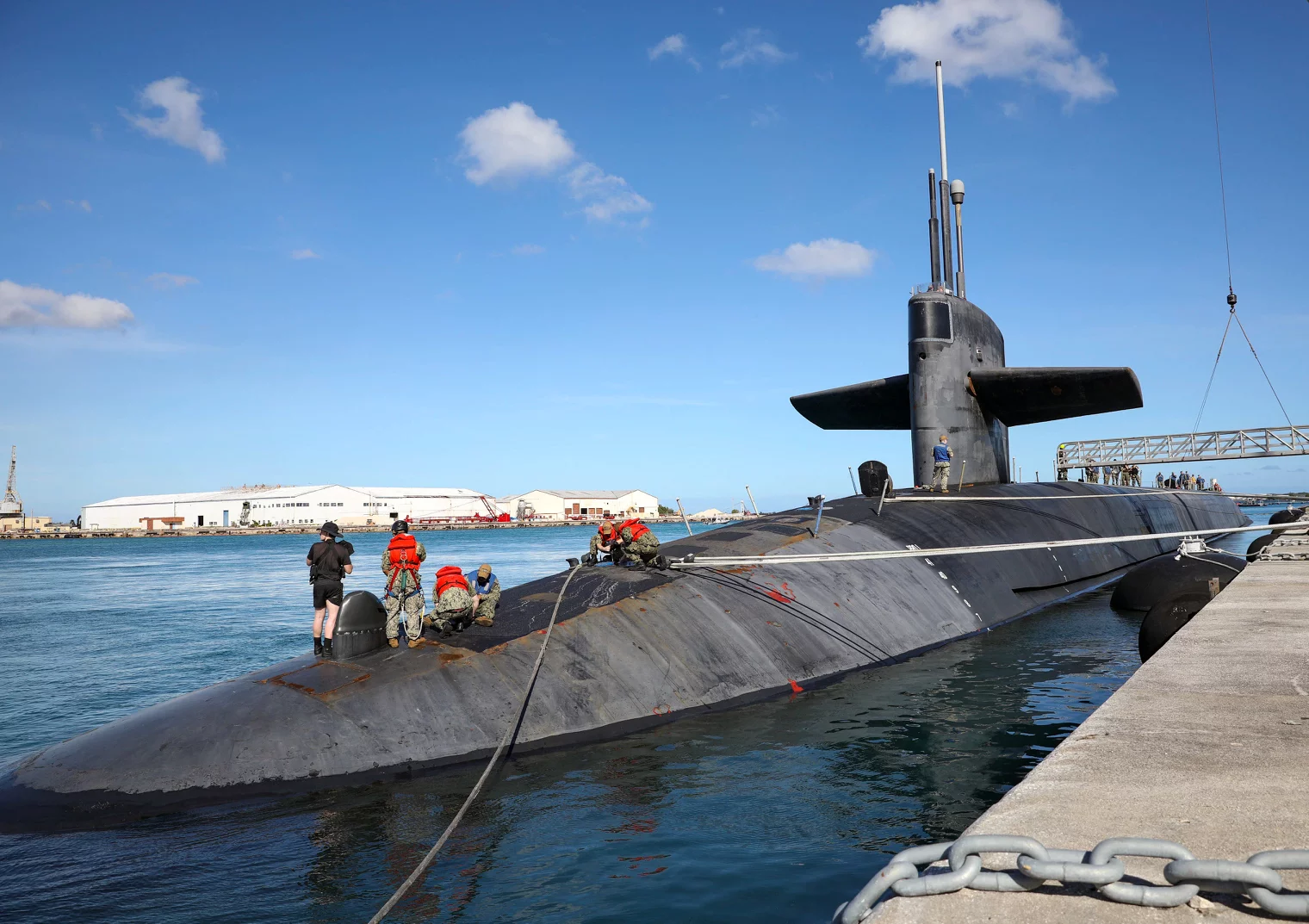 Le SNLE USS Nevada accosté dans le port de Guam