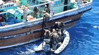 L'équipe de visite d'un bâtiment de la marine nationale aborde un bateau de pêche en océan Indien