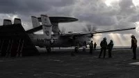 Un avion de guet aérien E-2D Hawkeye décolle du porte-avions USS Gerald R. Ford
