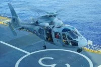 Un hélicoptère Dauphin effectue une évacuation sanitaire