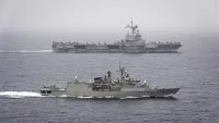 Le porte-avions Charles de Gaulle et la frégate grecque HS Spetsai