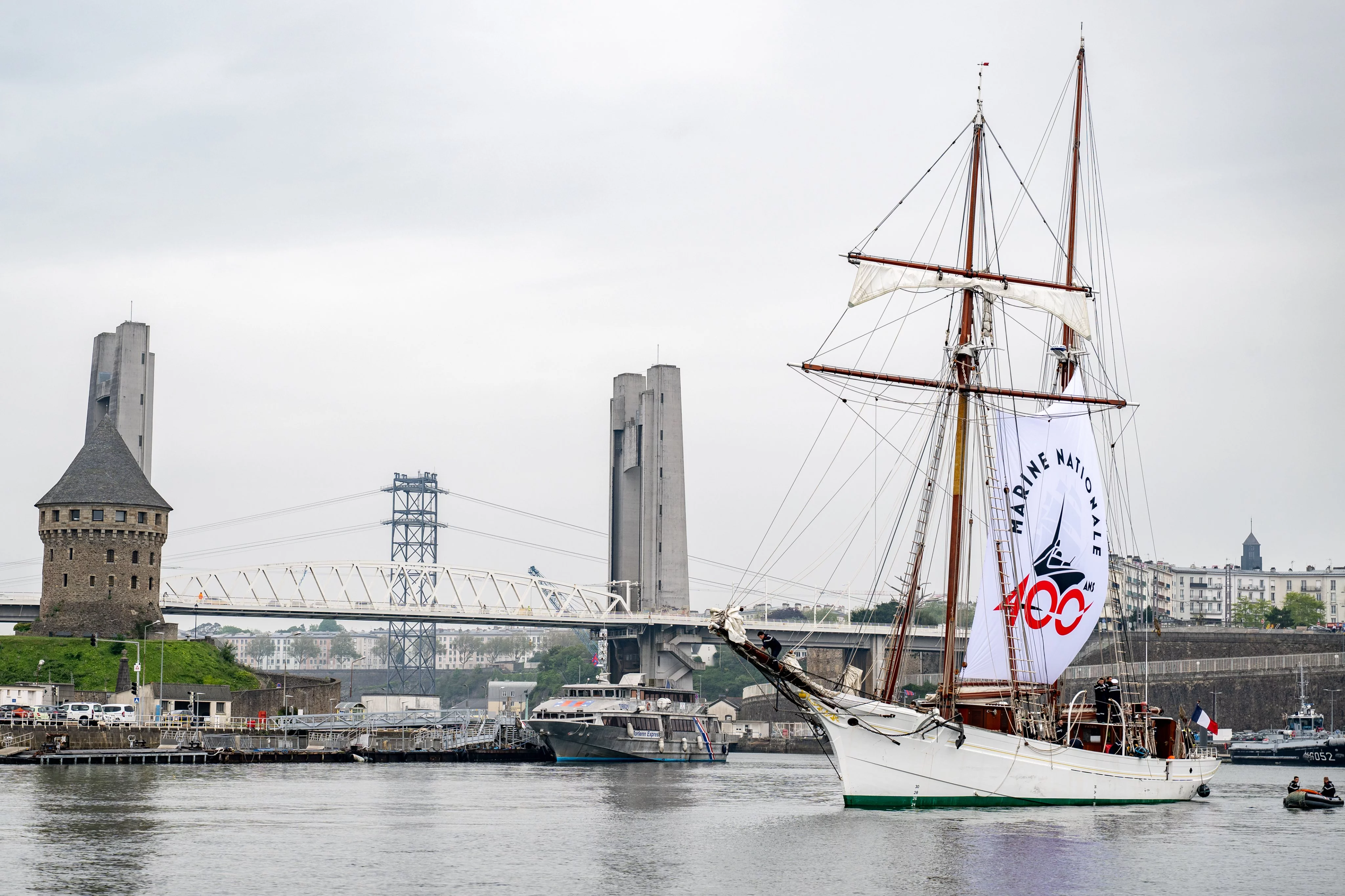La goélette Belle-Poule appareille de Brest en direction des Etats-Unis