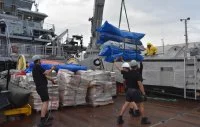 Le D’Entrecasteaux embarque du fret humanitaire