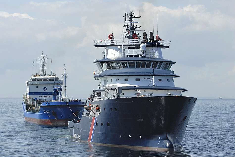 L'Abeille Liberté remorque le Syros