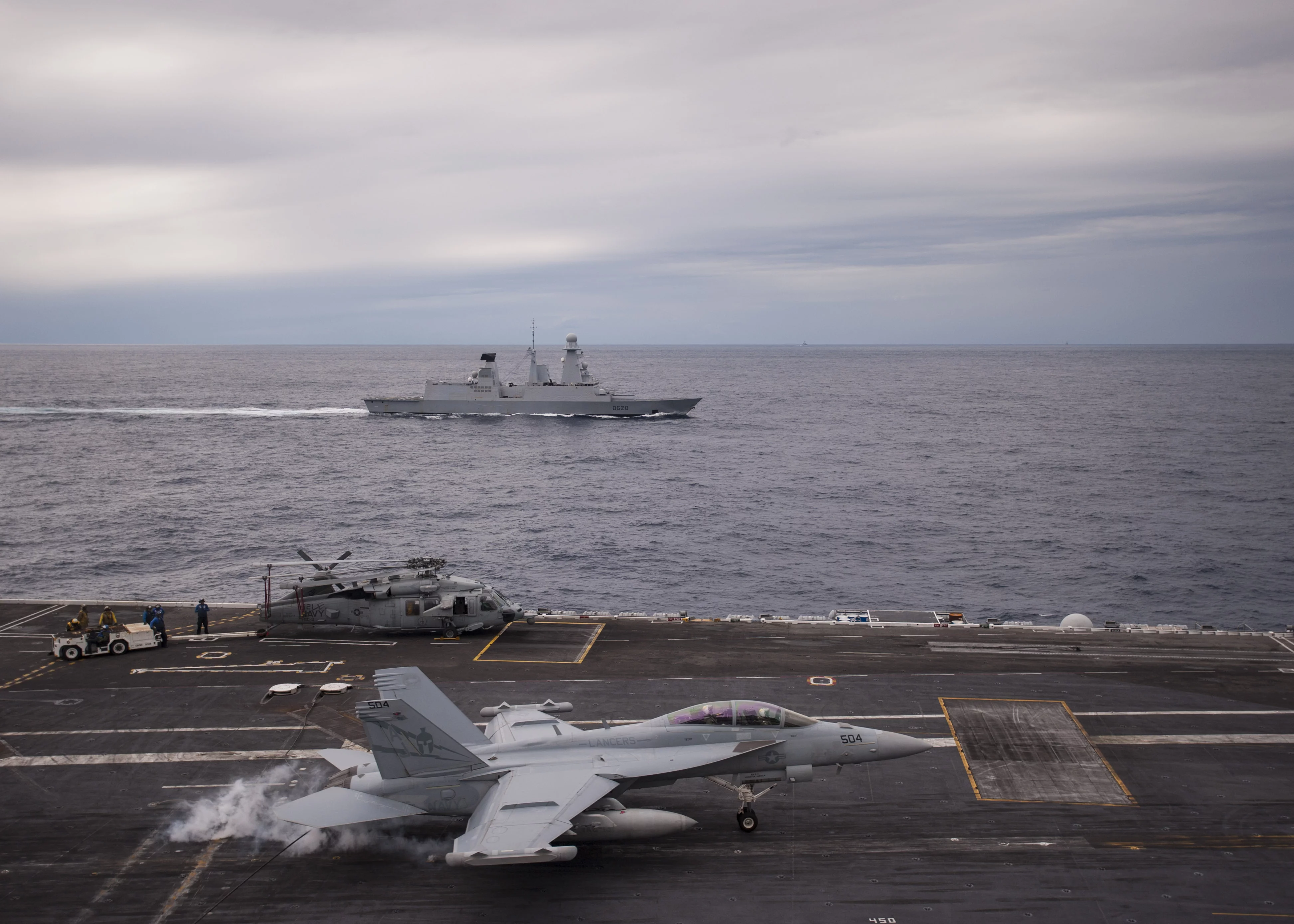 La frégate Forbin vue depuis le pont du porte-avions américain USS George H.W. Bush