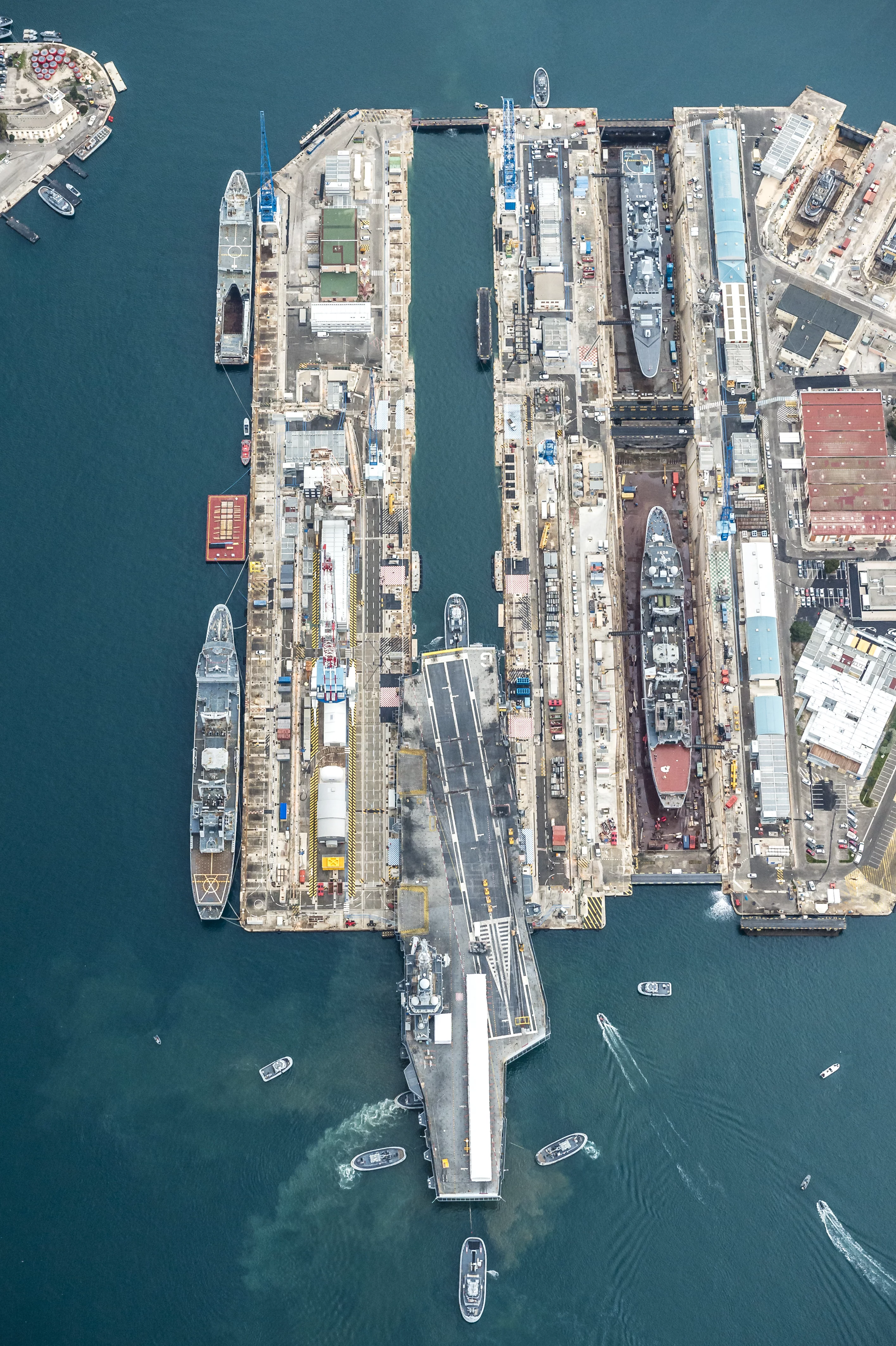 Le porte-avions Charles de Gaulle entre au bassin Vauban