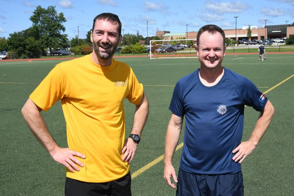 Les commandants de l'Améthyste et de l'USS Cheyenne