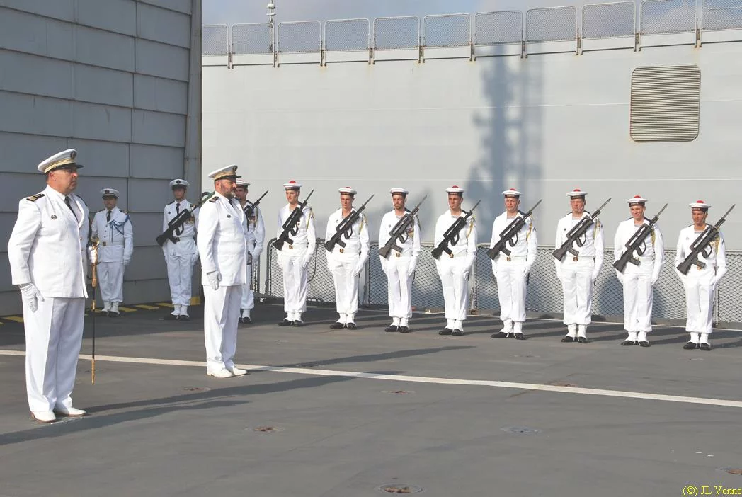 Devant la garde d'honneur