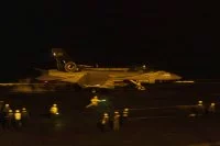 Opérations de nuit sur le pont d'envol du porte-avions USS Abraham Lincoln
