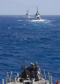 Les destroyers USS Ross et USS Laboon manoeuvrent avec la frégate Cassard