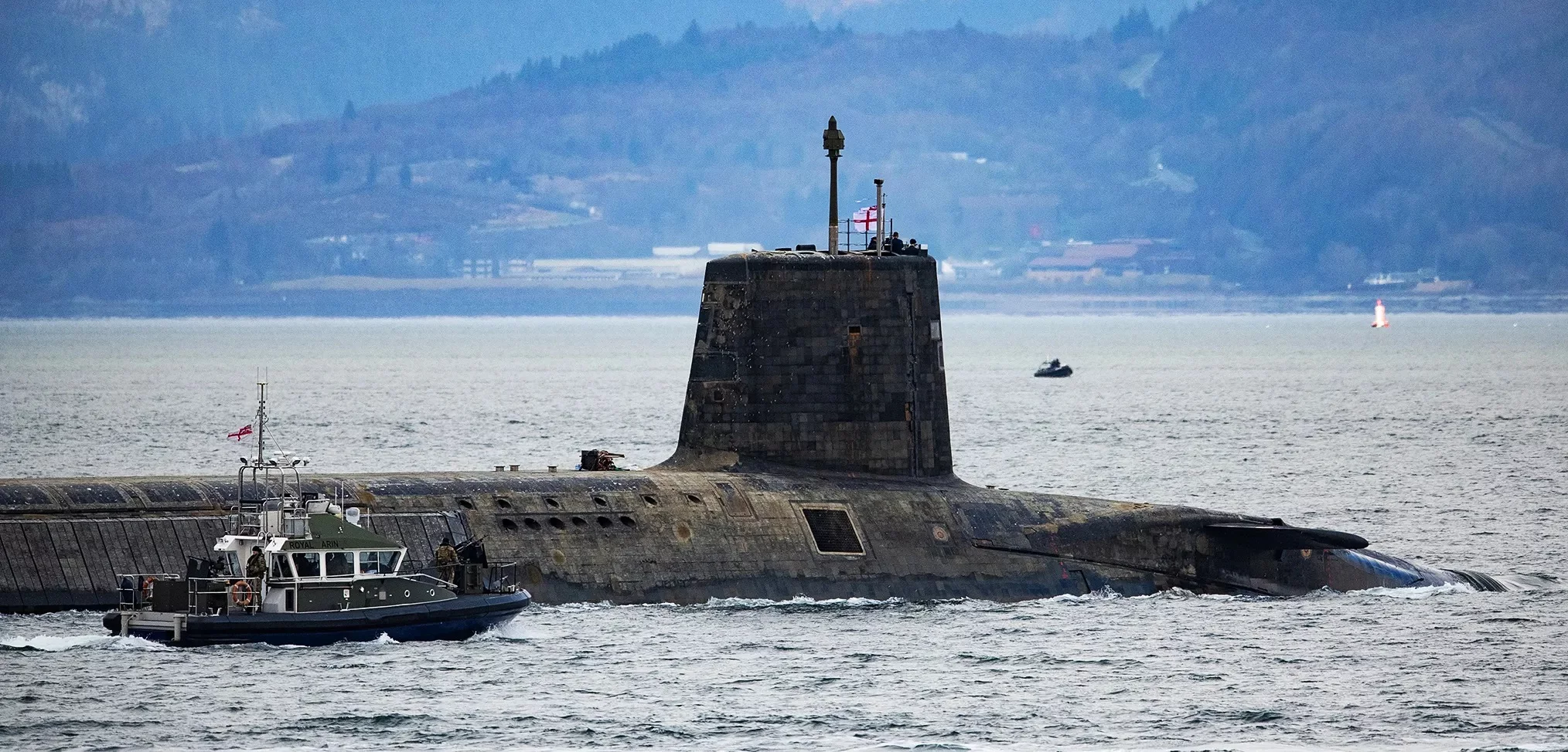 Un SNLE britannique rentrant à sa base de Faslane