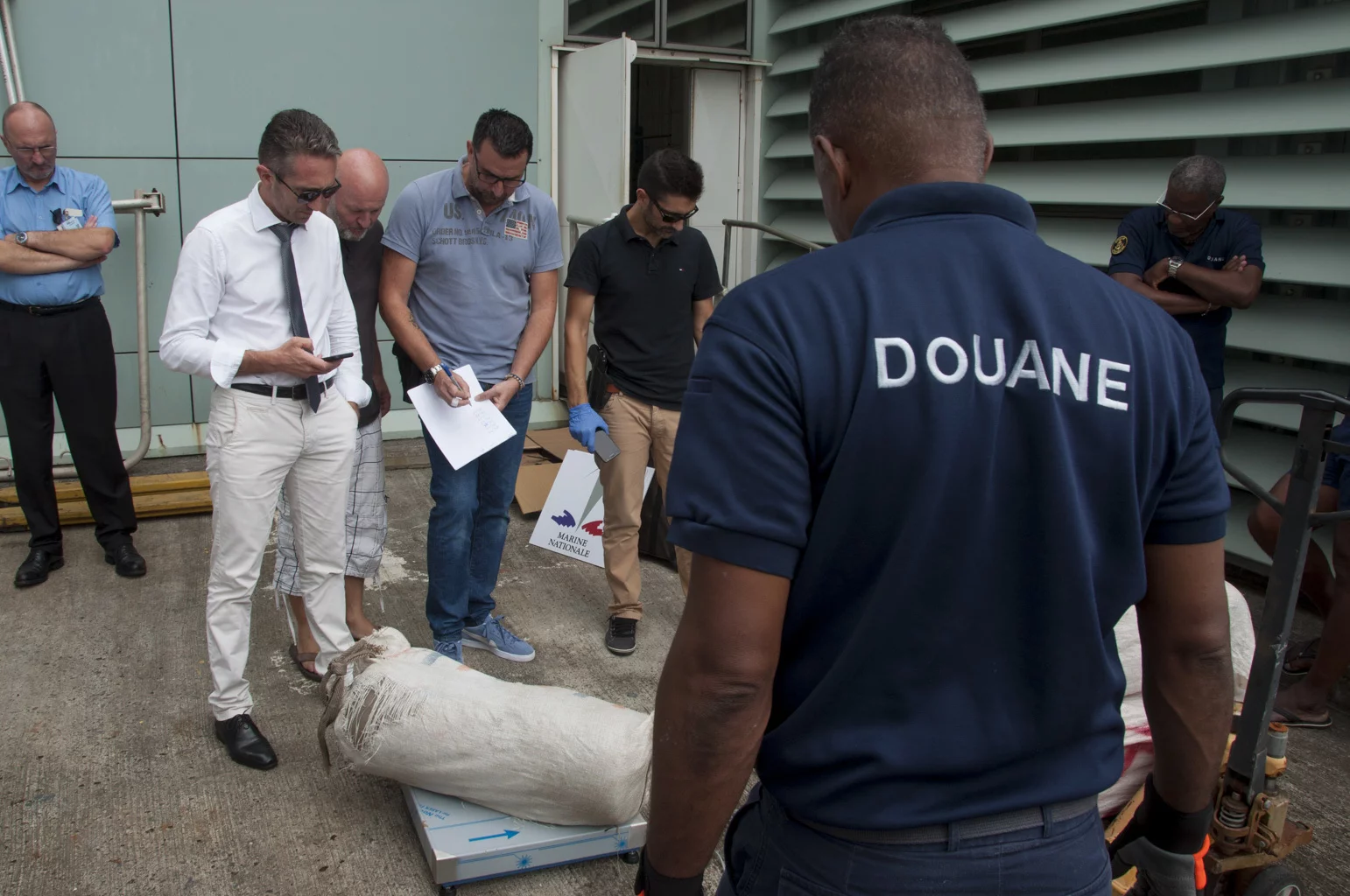 Les ballots de cocaïne sont pesés