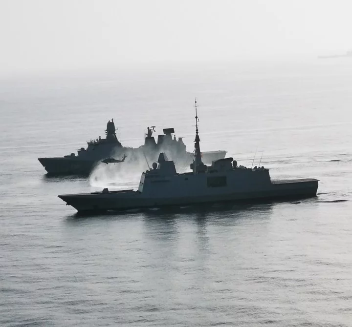 Les frégates Languedoc et HMS Montrose