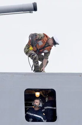 Un marin du La Fayette love un lance-amarre