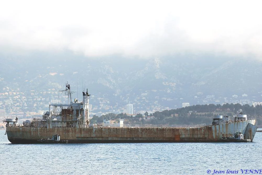 La coque de l’ex-Argens transférée à la base navale de Toulon
