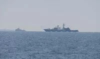 La frégate russe Neustrashimy effectue des tirs d’artillerie hors des eaux territoriales britanniques et françaises, le 20 juillet 2026