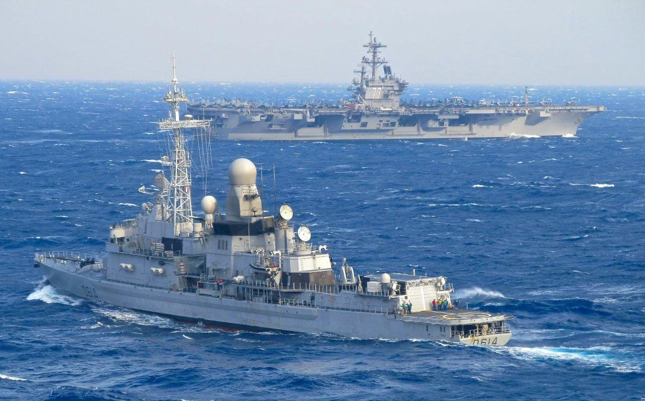 La frégate Cassard s’entraîne aux côtés du porte-avions américain USS George H.W. Bush