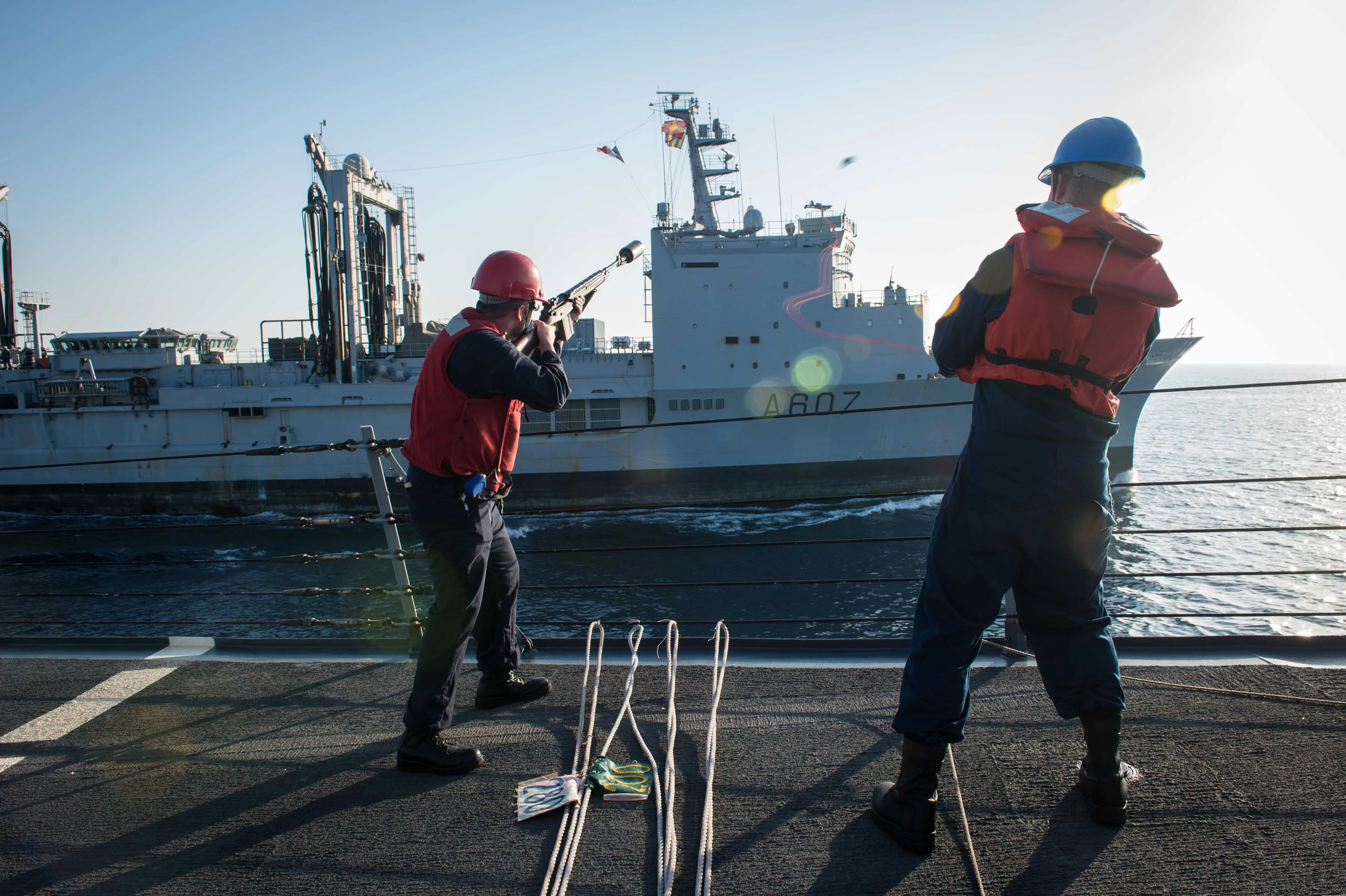 Le pétrolier-ravitailleur Meuse ravitaille un destroyer américain