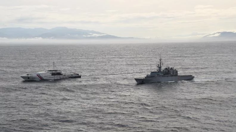 La frégate Prairial et le patrouilleur philippin PS Apolinario Mabini