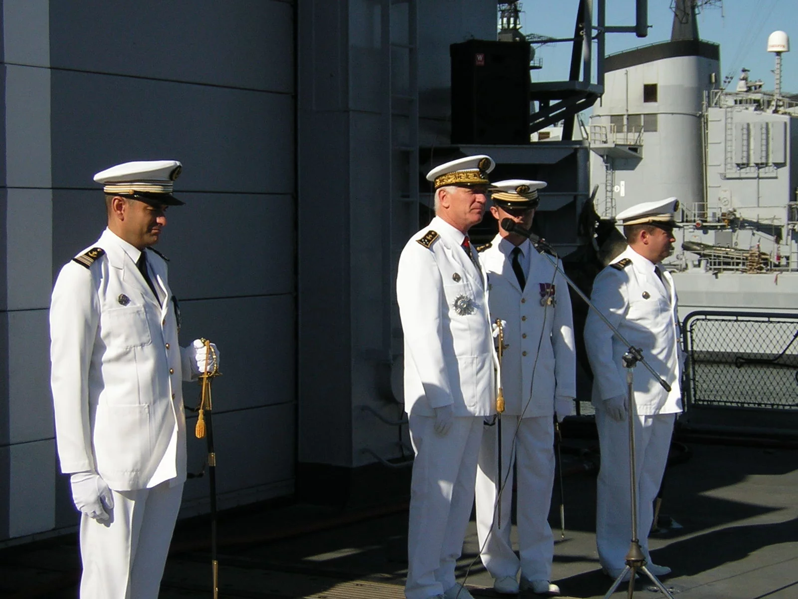 Le vice-amiral d'escadre Sautter entre les capitaines de frégate Majoufre et Egele