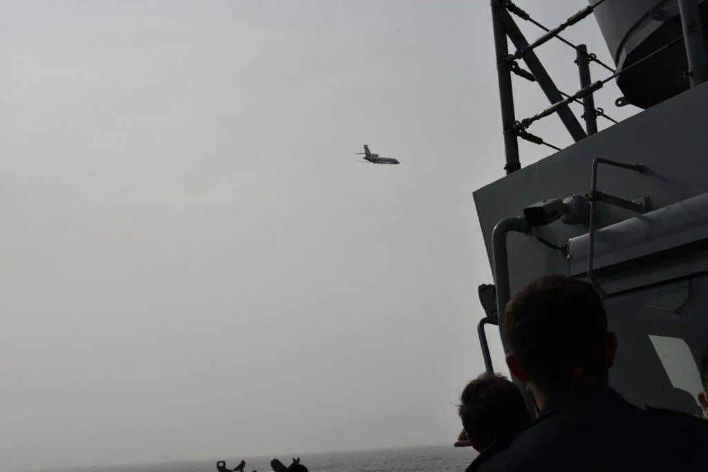 Le Falcon 50 survole la frégate espagnole Furor
