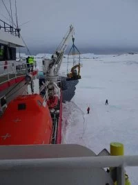 Le patrouilleur polaire L’Astrolabe débarque du matériel en Antarctique