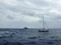 Le patrouilleur léger La Confiance effectue un sauvetage en plein Atlantique