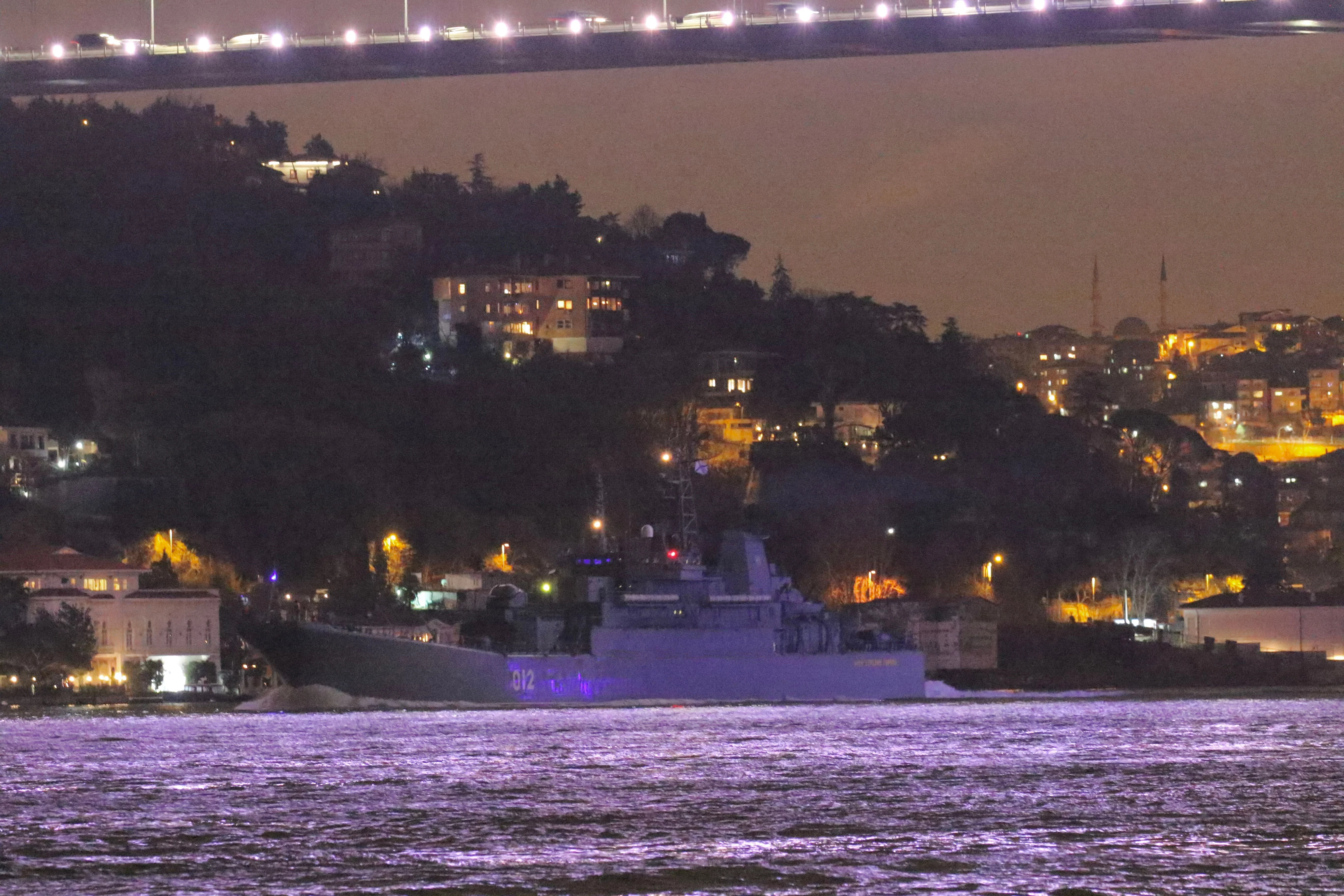 Le bâtiment amphibie russe Olenegorsky Gornyak entre en mer Noire