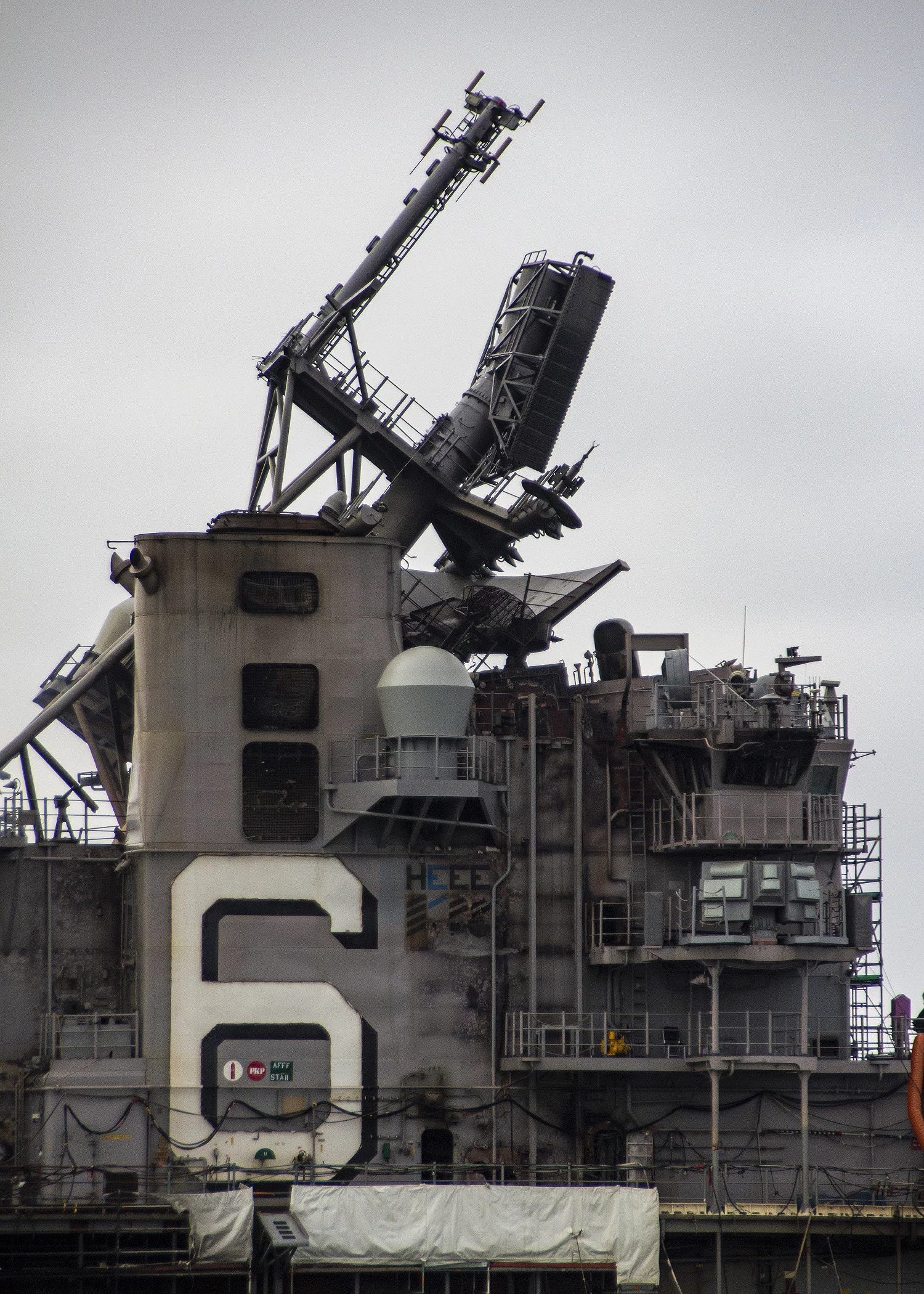 Le mât effondré de l'USS Bonhomme Richard