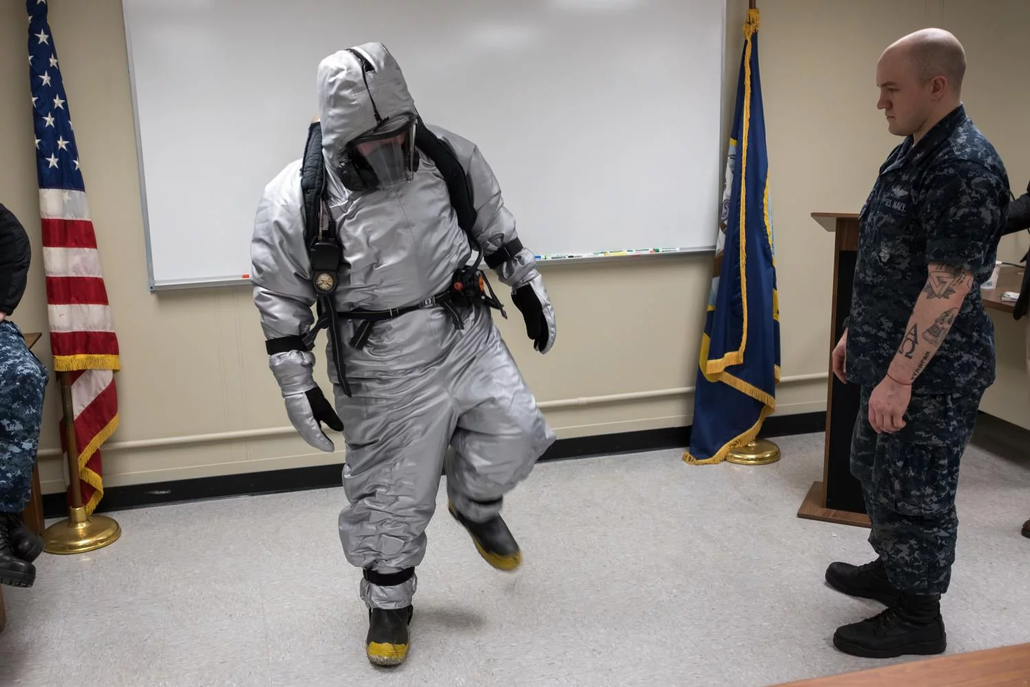 Un marin américain teste un prototype de combinaison de protection contre la vapeur