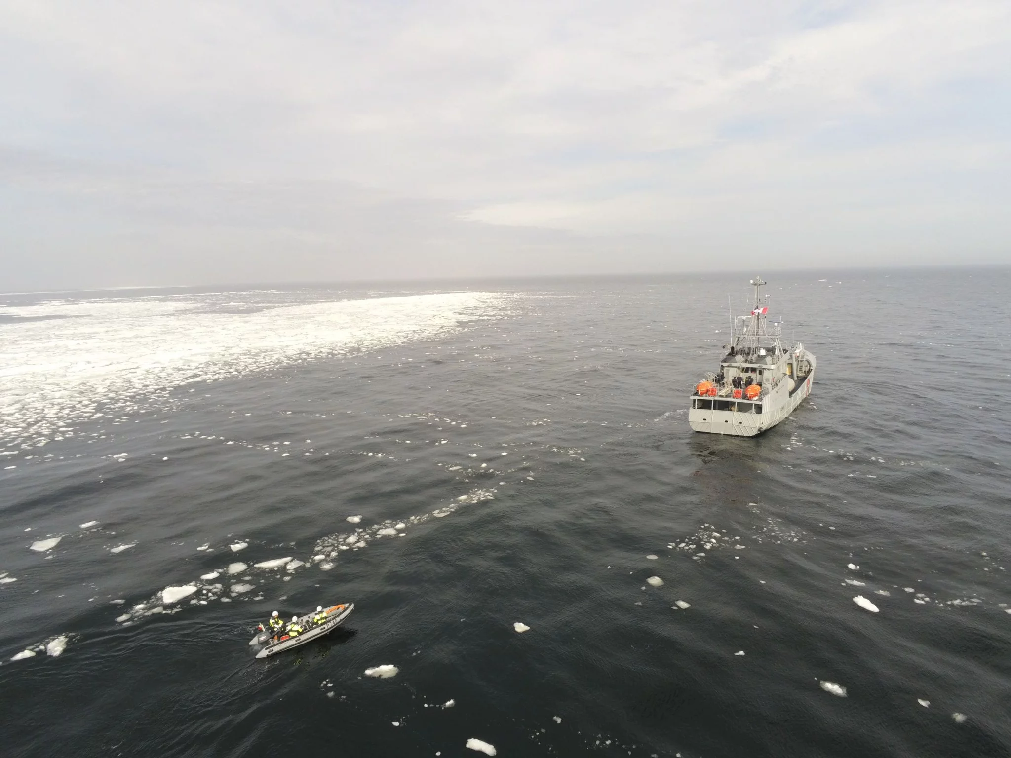 Le patrouilleur Fulmar à proximité des glaces