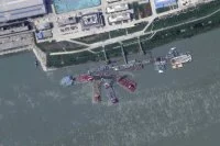 Image satellite montrant les grues tentant de renflouer le sous-marin de la classe Zhou