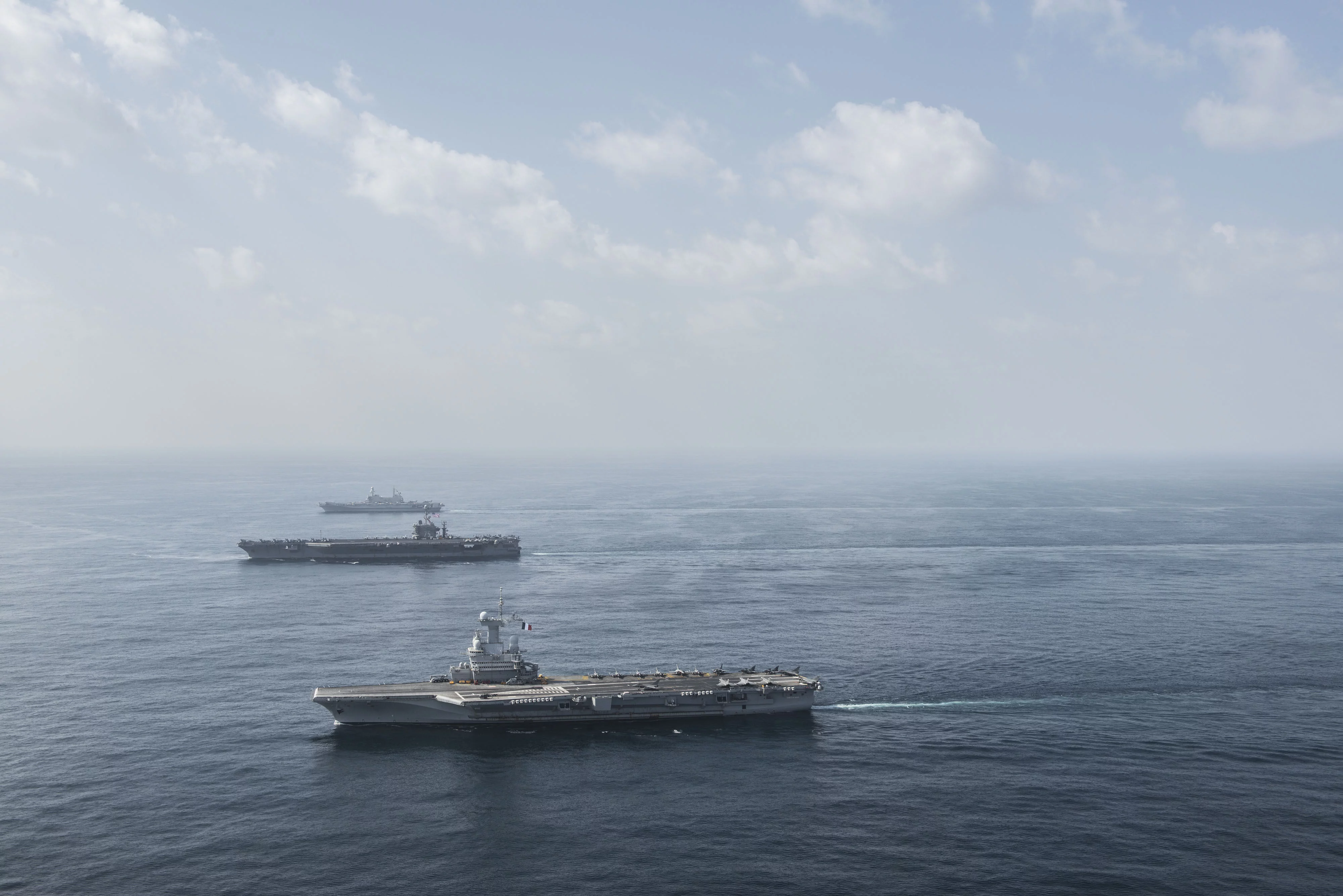 Les porte-avions Charles de Gaulle, USS Harry S. Truman et Cavour (italien)